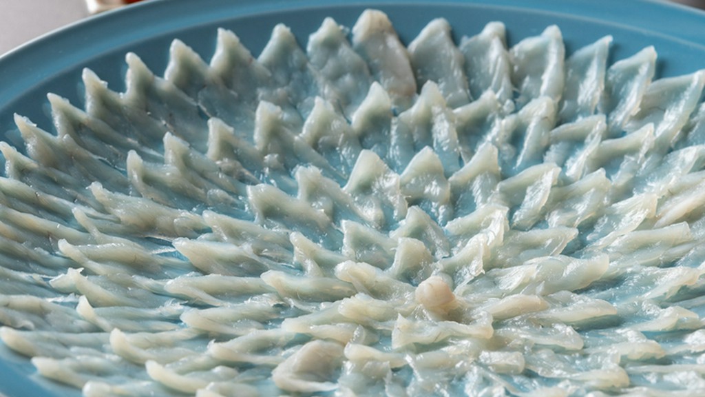 伝統的な菊盛りで提供。ふぐ本来の風味が広がる『とらふぐ刺身（大）』