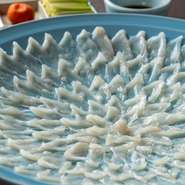 熟練の職人が一枚一枚丁寧に引き、均一な厚みに仕上げています。美しく並べられ、見た目にも楽しめ、噛むほどに魚の風味が広がります。適度な厚みがあるため、歯ごたえが感じられ、食感が心地良いのが特徴です。