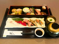 和の味覚を堪能する、贅沢な昼限定御膳。にぎり五貫をメインに、刺身、天ぷら、焼物を彩りよく添えました。