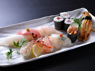 その日に入荷する極上ネタを食べ比べできる『おまかせ盛り』