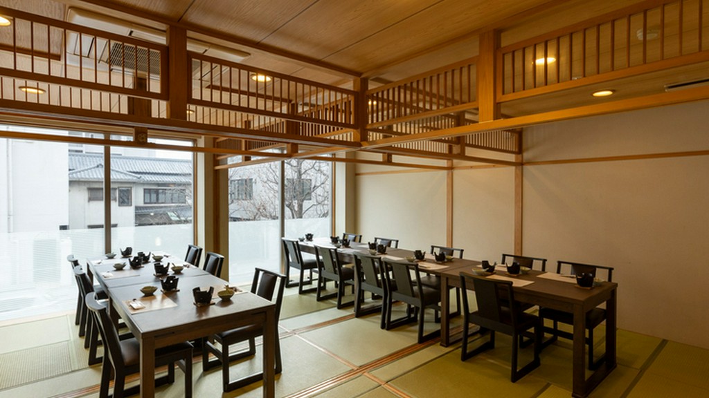 会席やコースと共に、それぞれの時間をゆったりと楽しめる和室