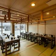 70名以上の大規模宴会にも対応できる大広間を完備しています。家族みんなが集まる記念日や長寿のお祝い、あるいは親睦を深めあう会社の宴会など、多彩な人数に合わせた小個室へも変更が可能です。