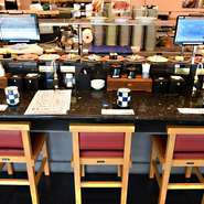 1階は、目の前に廻る寿司を召し上がっていただける廻転寿司スタイルです。その日に入荷しているネタや料理は、手書きのメニュー表にびっしり。肩肘を張らずに寿司デートを楽しめます。