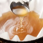 香味野菜をじっくり煮込んだテールスープに、和牛の濃厚な旨味を加え、コクと風味豊かに仕上げました。
