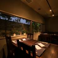 駅周辺の賑やかな場所からは少し離れ、タクシーなどで移動しやすい静かな場所にあり、大切な接待時に利用したい環境が整っています。店内のシックで上品な佇まいも、ビジネスシーンにぴったりです。