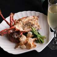 個室も完備で、落ち着いた大人のデートを満喫できます。旬の食材が目の前で調理される臨場感あふれるカウンター席もおすすめ。こだわりの食材を使用し、大切な記念日にもふさわしい上質の料理の数々が揃っています。