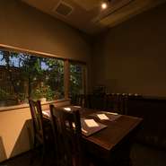 周りを気にせずくつろげる個室も完備で、プライベートな時間をゆっくりと過ごせる隠れ家的なお店です。旬の食材をふんだんに使用したコース料理も充実し、記念日や食事会など、さまざまなシーンでの利用におすすめ。