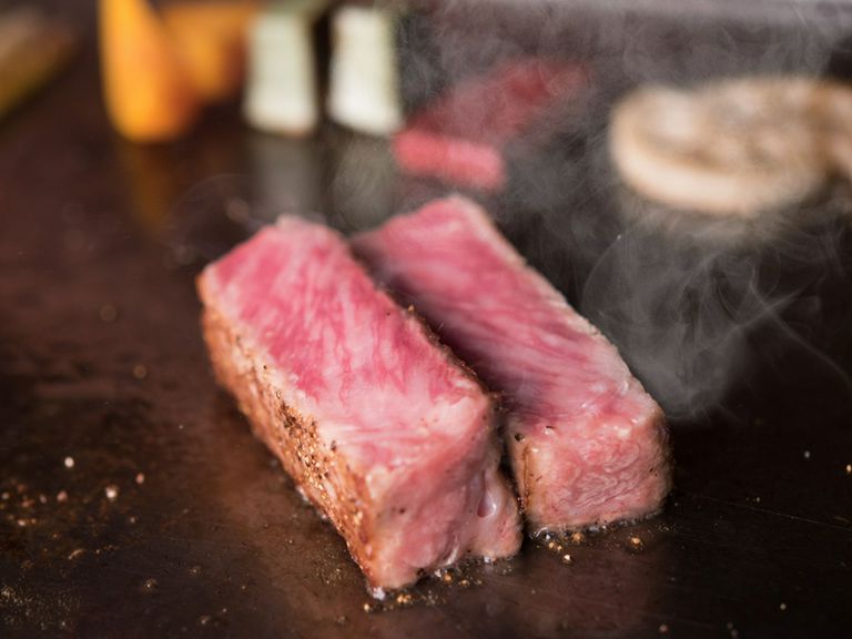 旨みと甘みを引き立てる焼き加減にもこだわった、『和牛サーロインステーキ』 100g