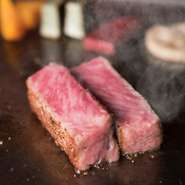 こだわりのA5ランクの黒毛和牛を熱々の鉄板で調理し、絶妙な焼き加減で香ばしくジューシーに仕上がっています。醤油、こだわりのワサビでシンプルにいただきます。