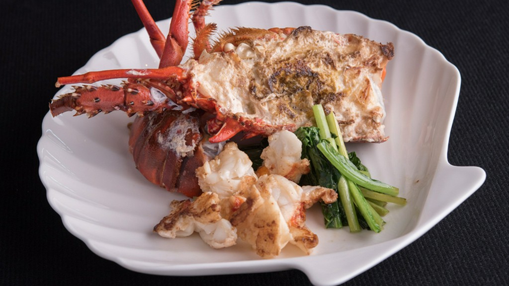 新鮮な伊勢海老の歯ごたえと甘みがくせになる、『活伊勢海老』の鉄板焼き