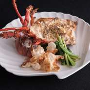 シェフ厳選の伊勢海老を生け簀から取り出して焼き上げ、素材の良さを丸ごと味わえる、プリッとした食感がたまりません。自家製ポン酢、タルタルソースで召し上がれ。