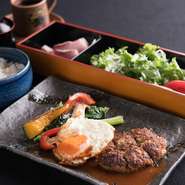 前菜、サラダ、ハンバーグ、ご飯、汁物、ドリンク