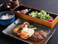 前菜、サラダ、ハンバーグ、ご飯、汁物、ドリンク