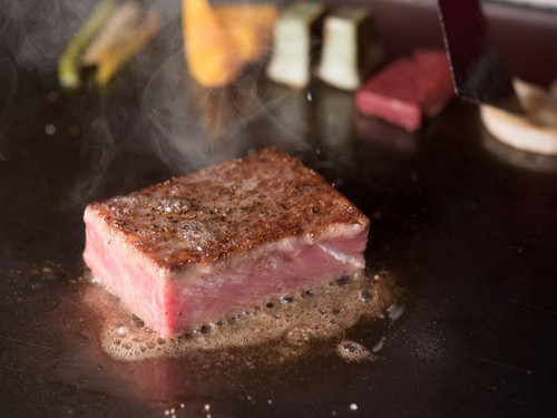 こだわりの黒毛和牛をステーキで。こだわりのワサビで