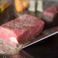 ※サプライズプレゼントに花束の準備が可能です。
　1束　2200円～にてご用意させていただきます。
　詳細は店舗にお問い合わせください。