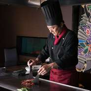 常に上質のこだわり素材を使用した料理を提供しています。カウンターでのダイナミックな調理を見ていただき、目でも耳でも楽しんで、喜んでいただけるようなお店づくりを目指しています。