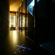 【AIX：S】に入店すると、まずは超巨大ワインセラーがお出迎え。量もさることながら、「味」にこだわり厳選されたワインがすべてのゲストに満足感を届けてくれます。あなたに合ったこだわりの一杯を。