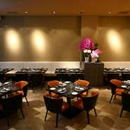 料理だけではなく、内装にもこだわった店内は、ゲストが非日常的な時間を愉しめる空間となっています。カウンター席の前はロンドンの古材を使ったレンガづくり。天井が高く開放的なフロアはパーティーにも最適です。