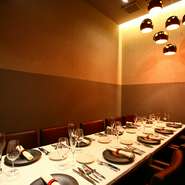 格式の高さを感じさせるサロンのようなレストランは、接待での利用にもお誂え向き。10名まで使える個室もあり、周りに気兼ねなく最上級のおもてなしができます。カウンターでのカジュアル接待も可能。