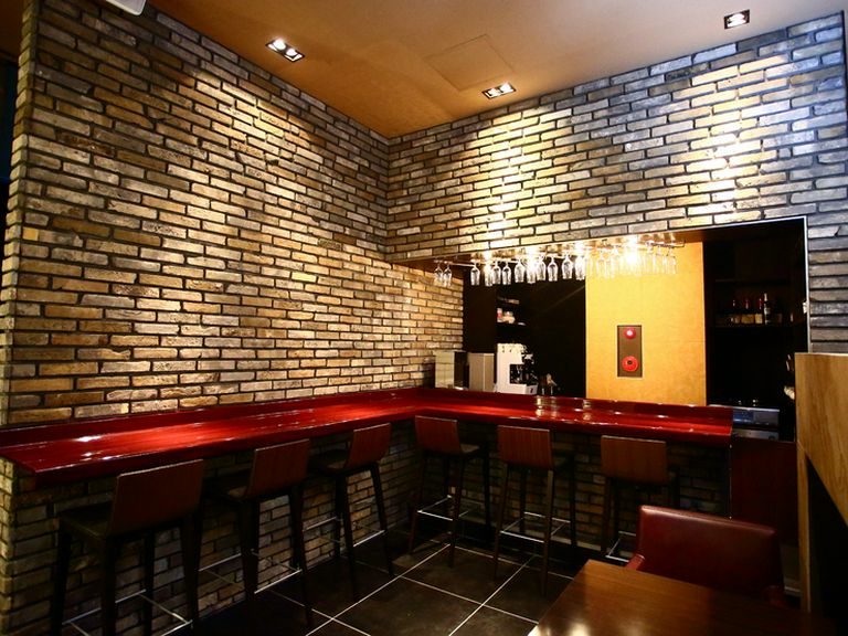 しっとりとお酒を楽しめるバーカウンターで大人のデート