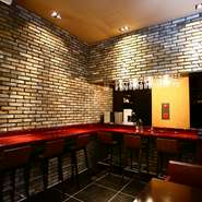 店内の一角にはバーカウンターも設置されています。シェフ渾身のフレンチをいただきながらワインを静かに楽しむ、大人のデートにぴったり。誕生日や記念日など、特別な日のデートにいかがですか。