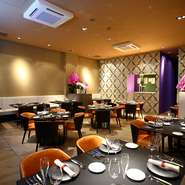 ゆったりとした広い店内では大人数でのパーティーも開催できます。立食パーティーやビュッフェスタイル、ケーキの持ち込みなどもできるので、自分好みにアレンジできるのが嬉しいところ。披露宴にもおすすめです。