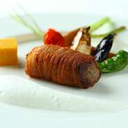 仔牛の肉の中にじゃが芋とチーズを挟んで、スタイリッシュに仕立てられたスイス料理。仔牛の柔らかさとじゃが芋のまろやかさが絶妙にマッチしています。じゃが芋の美味しさを改めて認識させられる逸品。