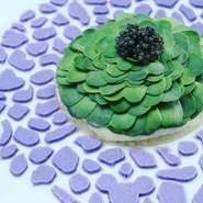 フランスでシェフが修業していた時に使っていたアヌシー湖にいる美味しい淡水魚があったそうで、帰国後にその魚に味がそっくりな「シナノユキマス」を発見。火を入れずにマリネして、サラダ仕立てで供されます。