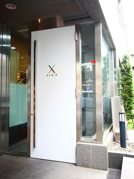 外苑前駅近くに颯爽と佇む大人の社交場