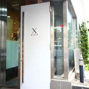 外苑前駅近くに颯爽と佇む大人の社交場