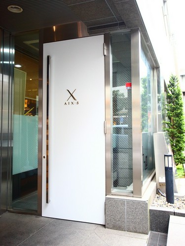 外苑前駅近くに颯爽と佇む大人の社交場