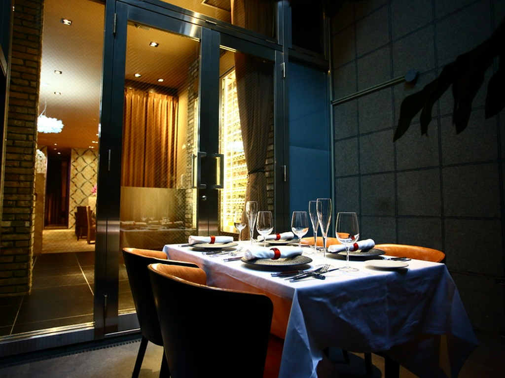 ゆったりと過ごせる中庭に面したテーブル席