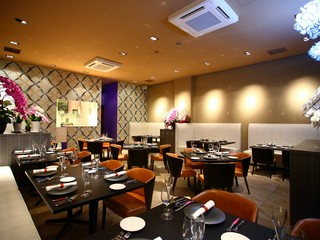 ゆったりと歓談しながら過ごす優雅な時間