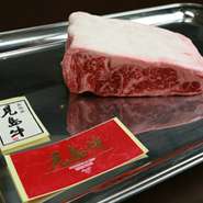 山口県萩市にほど近い離島「見島」で何世紀にもわたって純粋な和牛の血と姿が守り続けられてきたのが「見島牛」です。そんな希少な「見島牛」のステーキを、ペリグーソースでお召し上がりいただきます。