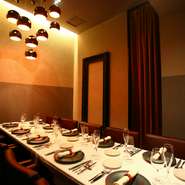 カウンター席ではカジュアルな接待を、10名様まで収容できる個室では、格式高いおもてなしをしたい時の接待にご利用いただけます。少人数用の席もありますので、デートなどにもどうぞ。