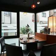 こだわり抜いた味わいを追求しながらも、肩肘張らない居心地の良さが、お店の魅力のひとつ。一緒にお肉を焼きながら厳選されたワインやお酒を味わえば、二人の距離もぐっと近くなるはず。