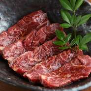 赤身としての味が強く、肉好きにはたまらない部位。赤身が持つ深いコクを感じながら、至福のひとときを過ごせます。肉・たれ・ご飯とのバランスが絶妙で、どんどん箸が進んでいく一品。