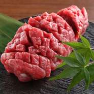 極上の味わいと口溶けの良さに、皆驚きを隠せないそう。贅沢な霜降り肉から生まれる赤身と脂との絶妙なバランスは、上質な肉の証といえるでしょう。一口ごとに、深い味わいが広がります。