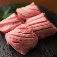 タンの根元の柔らかい部位を贅沢な厚切りでいただきます。厚切りだからこそ肉汁が閉じ込められ、よりジューシーに。肉の旨みを味わえる極上の美味しさです。