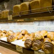 販売スペースには、約70種類のフランスパン、カレーパン、食パンなどが用意されています。どれにしようか選ぶのが楽しくて、見ているだけでもワクワクするほどです。