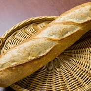 日本にフランスパンを普及させた第一人者、ビゴ氏がつくる【ビゴの店】の看板商品。中はしっとり、皮はパリパリのどんな料理にも合うシンプルなフランスパンです。