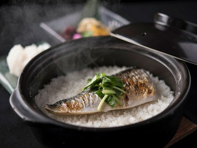 四季折々の旬の鮮魚と「糸島産コシヒカリ」を贅沢に。炊きたての『季節の土鍋炊きご飯』(鯖の土鍋ご飯)