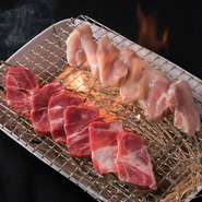 「糸島豚」「熊本ハーブ鶏」「鹿児島桜島どり」「国産牛ロース」など、厳選された上質な肉を目の前で燻します。燃え上がる炎はライブ感も抜群！香ばしい香りと素材の旨みを堪能できます。