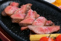 ほどよい食感で食べ応え抜群の『厚切り極上牛タン元』