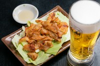 ビールを飲んでいただくために開発した新メニュー　自慢の逸品
福岡名物のとり皮の後継になれると自負。
ニンニクをふんだんに使って漬け込み、パリパリに遠赤外線で炙っています。
パリパリだけじゃない食感。