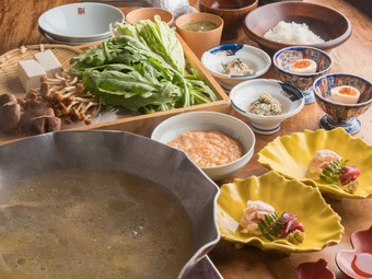 じっくりと鶏ガラを煮込んで抽出したスープ。厳選食材をつかったコースが堪能できます。