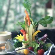 お客様に人気で、旬の彩り野菜を豪華に盛り付けした「バーニャカウダ」