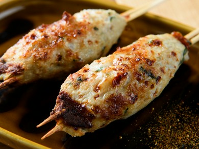 『生つくね』は様々な部位を独自ブレンドで配合、シンプルな味で