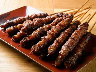 独特のパリパリ感がクセになる『とり皮』は看板メニュー