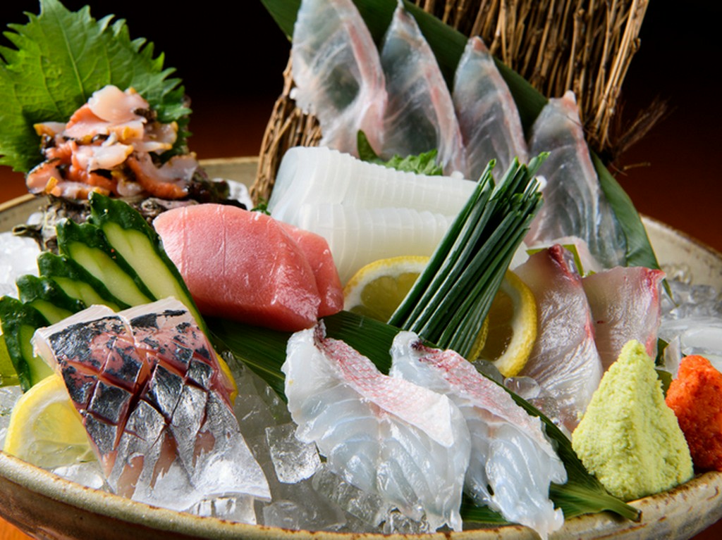 鮮度抜群の魚介はいけすから水揚げ。鮮魚店が営む海鮮居酒屋